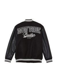 Giacca varsity nera con maniche in pelle, colletto e polsini a coste bianchi con strisce, e ricamo "NEW YORK Brooklyn EST. 1975" sul retro.