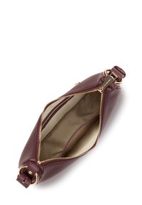 Sacca in pelle bordeaux con un esterno strutturato, zip dorata e due scomparti interni; forma ovale e rigida.