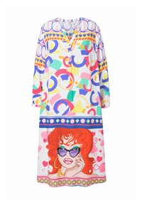 Robe colorée présentant un mélange de motifs géométriques et de cœurs, ornée d'une impression graphique d'une femme aux cheveux rouges et portant des lunettes de soleil en forme de cœur.