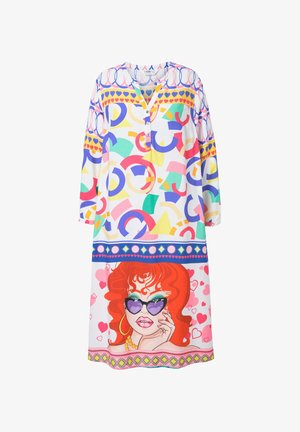 Abito colorato con una combinazione di motivi geometrici e cuori, con una stampa grafica di una donna con capelli rossi e occhiali da sole a forma di cuore.