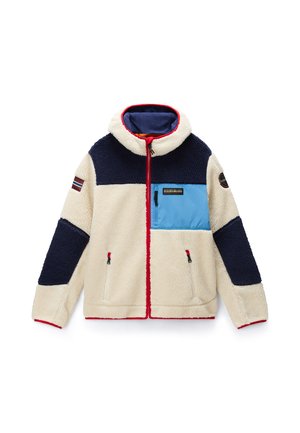 Giacca in pile con corpo crema, spalle e maniche blu navy, tasca sul petto azzurra chiaro e dettagli di cerniera e rifiniture rosse.