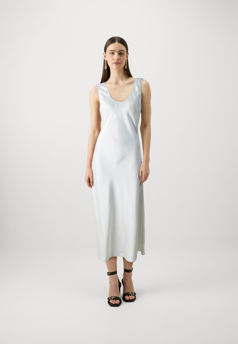 Rochie midi fără mâneci din satin, de culoare albastră deschisă, cu decolteu rotund și textura netedă. Pur și simplu cu sandale negre cu curele și accente aurii.