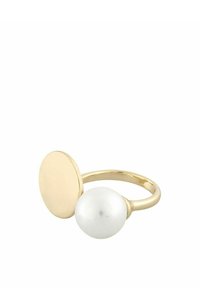 Guldmetallring med en slät rund vit pärla och en platt cirkulär guldaccent, som båda är placerade på vardera sidan av ringen.
