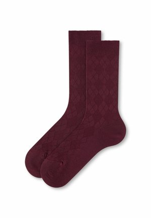Par de calcetines tipo crew de color granate con un sutil patrón de diamantes, mostrados extendidos sobre un fondo blanco.