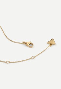 Collana d'oro con maglie tonde e un ciondolo triangolare. Presenta un gancio a forma di astice e un logo impresso sul ciondolo. Texture liscia in tutto il pezzo.