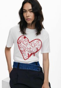 Desigual WITH EMBOSSED HEARTS - T-shirt con stampa - white