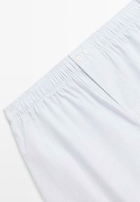 Tessuto a righe azzurro chiaro e bianco con vita elastica arricciata, caratterizzato da due piccoli bottoni bianchi. Texture liscia e design casual.