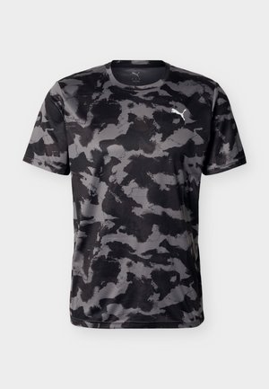 T-shirt de sport à manches courtes à motif camouflage noir et gris avec col rond et logo Puma sur le côté gauche de la poitrine. Texture de tissu lisse.