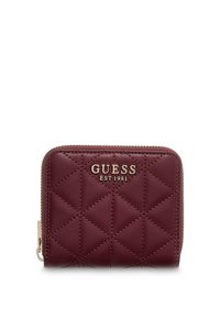 Portafoglio trapuntato in ecopelle bordeaux con logo dorato "Guess EST 1981", chiusura con cerniera a giro e motivo a diamante testurizzato.