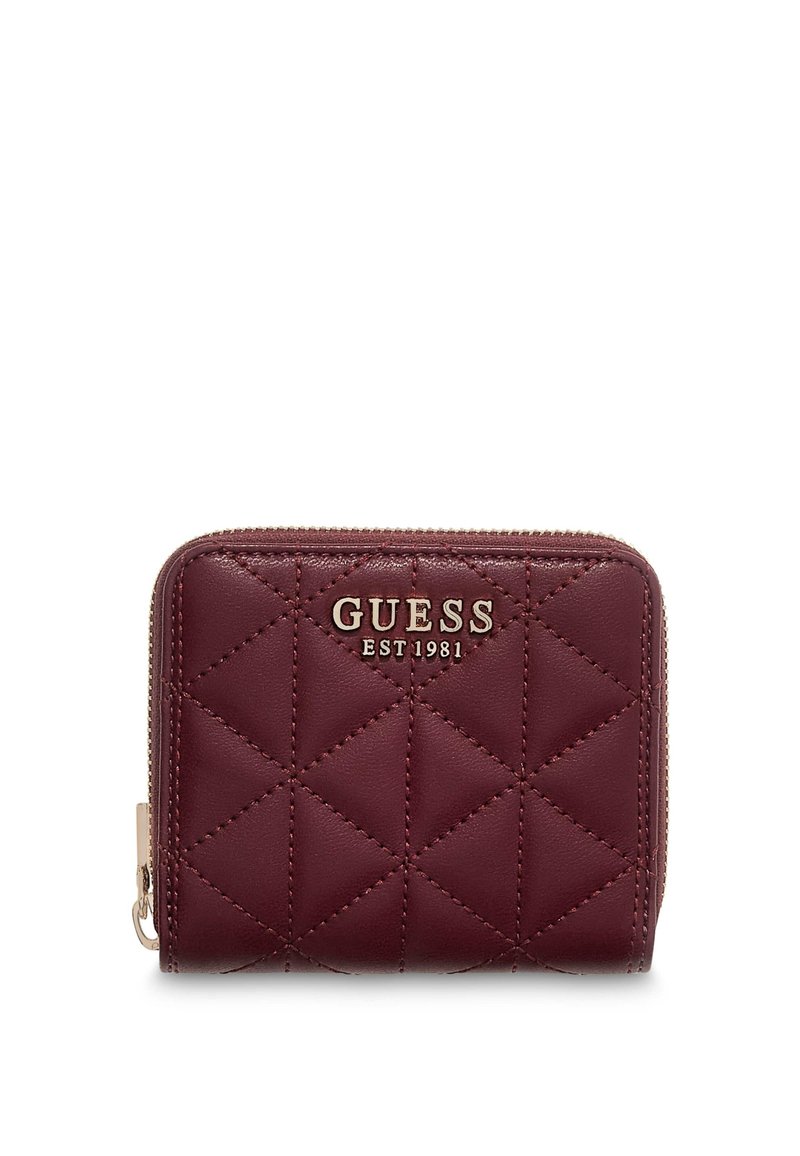 Portafoglio trapuntato in ecopelle bordeaux con logo dorato "Guess EST 1981", chiusura con cerniera a giro e motivo a diamante testurizzato.
