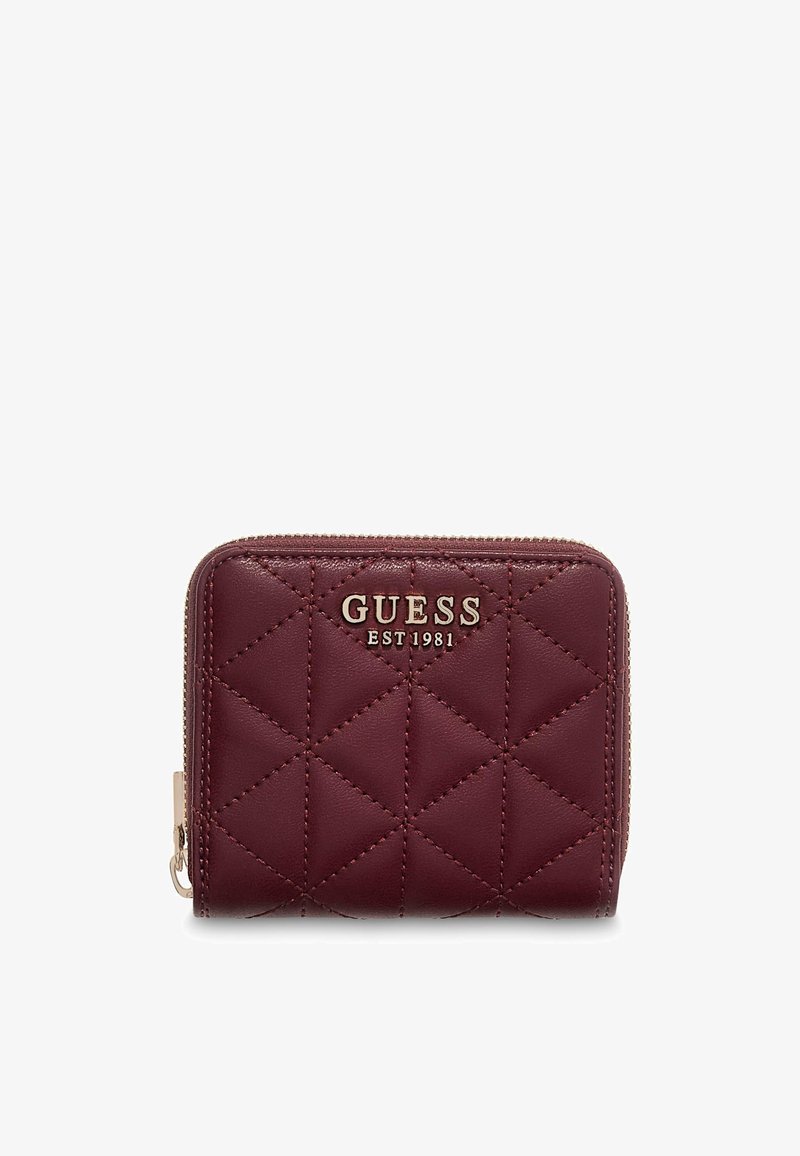 Portafoglio trapuntato in ecopelle bordeaux con logo dorato "Guess EST 1981", chiusura con cerniera a giro e motivo a diamante testurizzato.