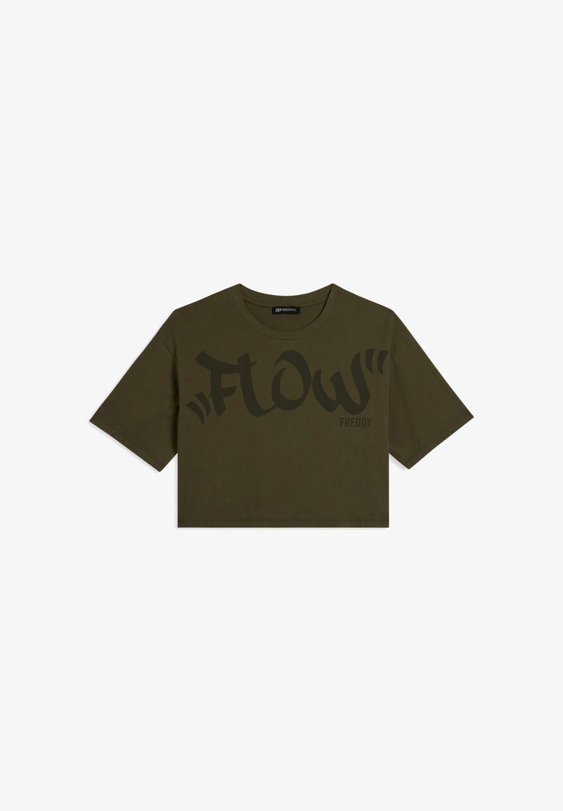 Camiseta corta de color verde oliva hecha de algodón. Presenta texto gráfico en negro "FLOW" y el nombre de la marca "FREDDY" en la parte frontal. Tiene mangas cortas y escote redondo.