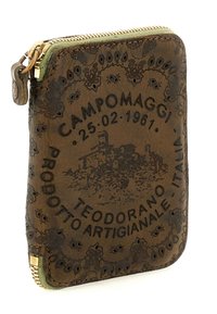 Portafoglio in pelle marrone con testo e dettagli del motivo in rilievo del marchio. Dotato di una cerniera dorata e di una fodera in tessuto verde. Forma compatta e rettangolare.