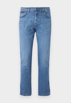 Calças de ganga azul com um corte direito, cinco bolsos e um fecho clássico de botão. Apresentam um desbotamento subtil e costuras em contraste.