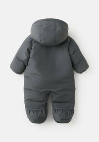 Traje de nieve acolchado gris con capucha, que presenta una textura acolchada y puños elásticos en los tobillos. Diseñado para brindar calidez y comodidad.