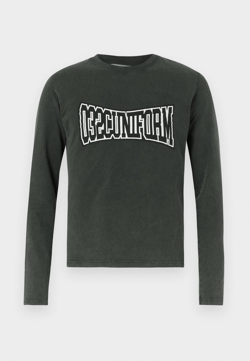 Dunkelgraues Langarmshirt mit gebogener weißer und schwarzer Schrift "UNIFORM" über der Brust auf einem schlichten weißen Hintergrund.