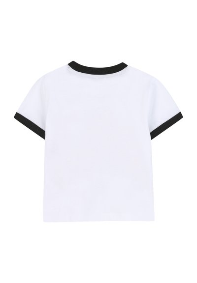 Biała koszulka z krótkim rękawem z czarnym ściągaczem przy dekolcie i mankietach. Gładka tekstura; prosty, klasyczny design, odpowiedni na codzienne noszenie.