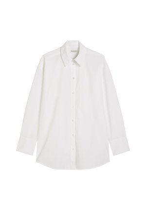 Camicia bianca a maniche lunghe con colletto a punta e una tasca sul petto, stesa piatta su uno sfondo bianco.