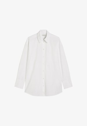 Witte lange mouwen overhemd met button-up en puntige kraag, met een enkele borstzak, plat gelegd op een witte achtergrond.