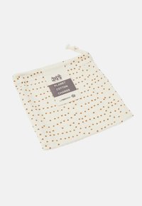 Sacchetto in tela con cordoncino di colore crema, caratterizzato da un motivo ripetuto di piccole pois marroni. Include un'etichetta centrale con i dettagli del prodotto.