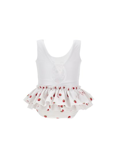 Λευκό αμάνικο παιδικό μαγιό με στρωματοποιημένη φούστα με εκτύπωση φράουλας και ανοιχτή πλάτη με διάφανη λεπτομέρεια που έχει πουά μοτίβο.