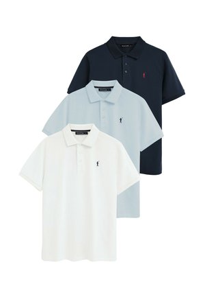 Tres camisetas tipo polo de manga corta apiladas, en blanco, azul claro y azul marino oscuro, cada una con un pequeño logo bordado de un golfista en el pecho.