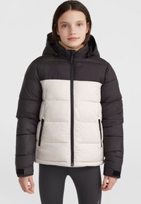 Giacca a vento con la parte superiore nera e la parte inferiore grigia chiara. Presenta un cappuccio, chiusura con zip e tasche laterali. Tessuto trapuntato in tutto.