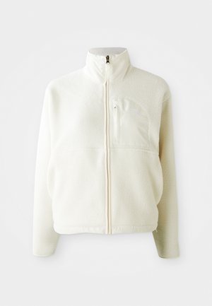 Weiße Fleecejacke mit hohem Kragen, durchgehendem Reißverschluss und einer Brusttasche. Weicher Stoff und lässiges Design.