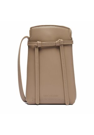 Mała torebka na ramię z taupe skóry, z przednimi ozdobnymi paskami i wytłoczonym logo "GINO ROSSI" na dole pośrodku.