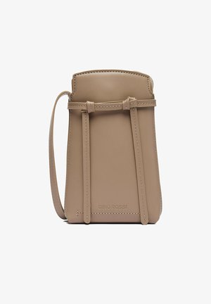 Mała torebka na ramię z taupe skóry, z przednimi ozdobnymi paskami i wytłoczonym logo "GINO ROSSI" na dole pośrodku.