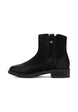Schwarzer Leder-Knöchel-Stiefel mit niedrigem Blockabsatz, seitlichem elastischem Einsatz und kleinem metallischem "M"-Logo nahe der Oberseite.