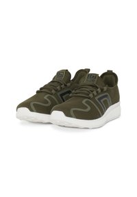 Olivgrüne Sneakers mit einem Obermaterial aus Mesh, weißer Sohle und dunklen Akzenten, die ein strukturiertes Muster und eine Schlaufe an der Ferse aufweisen.