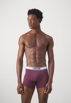 Boxers bordeaux avec un logo blanc Levi's sur la ceinture ; design ajusté avec une texture lisse et longueur mi-cuisse.