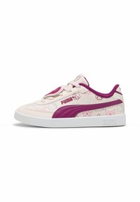 Sneakers PUMA in rosa chiaro con accenti viola. Presentano una tomaia testurizzata con motivi animalier. Suola bianca. Design con lacci e colletto imbottito.