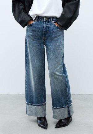 PULL&BEAR, CROPPED BAGGY JEANS WITH TURN-UP HEMS - JEANS - Jean baggy - blue denim