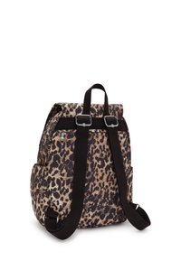 Leopardmönstrad ryggsäck med svarta remmar, dragkedjefack och rundad form. Tillverkad av hållbart tyg med en texturerad yta.