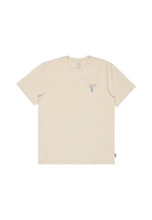 Beżowy T-shirt z krótkim rękawem z małą niebieską postacią trzymającą deskę surfingową i pomarańczowym tekstem "Billabong" na górnej lewej stronie klatki piersiowej.