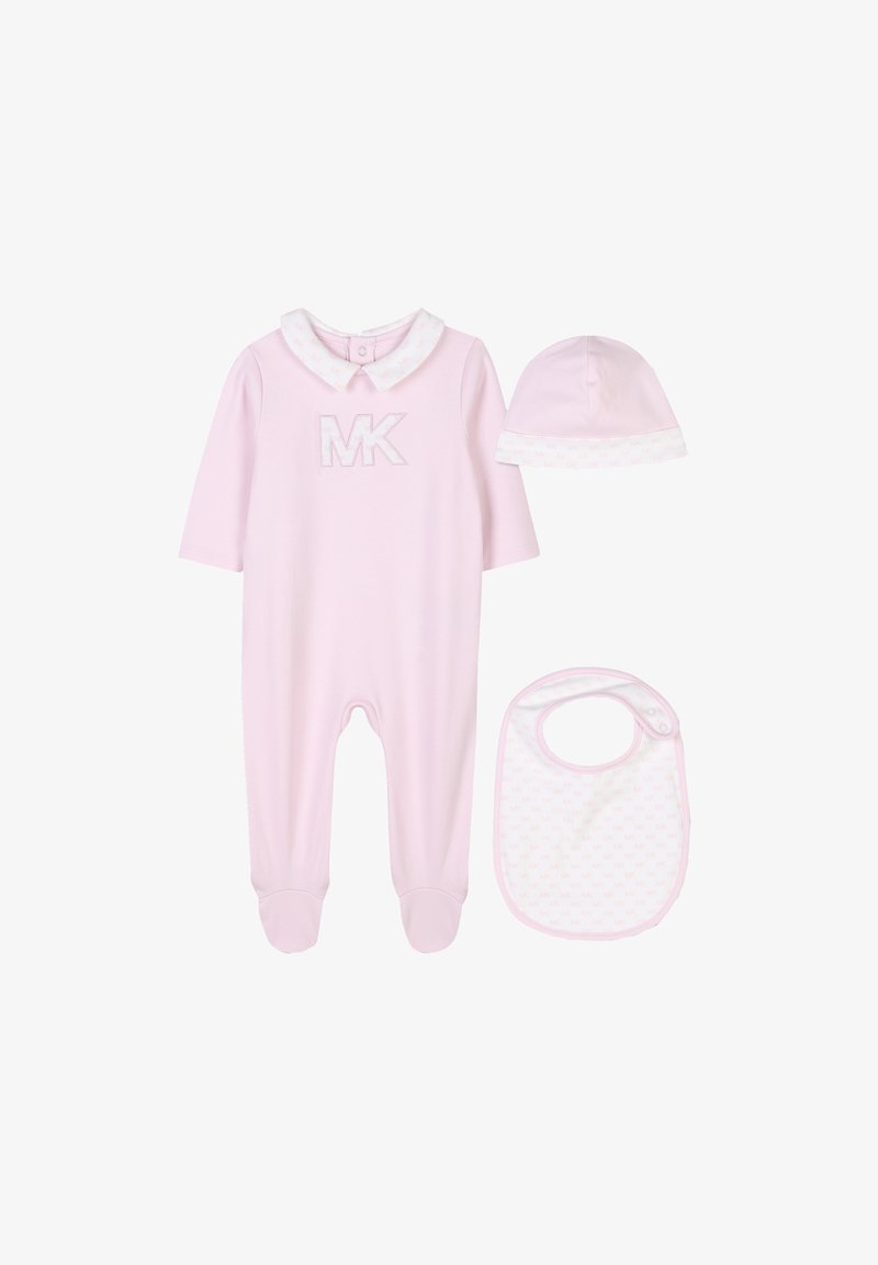 Tutina per neonati rosa con colletto bianco, ricamata con "MK", accompagnata da un cappellino e un bavaglino abbinati con motivi sottili.