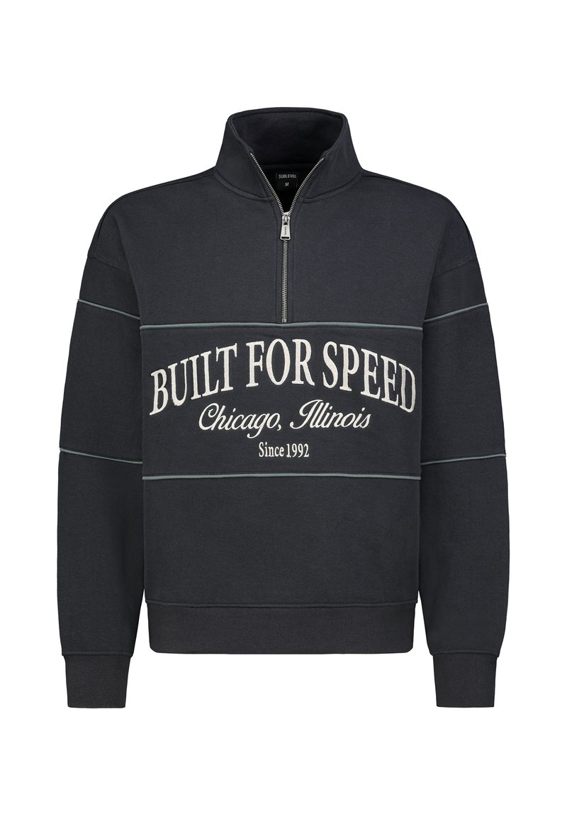 Schwarzer Sweatshirt mit halbem Reißverschluss und weißem "BUILT FOR SPEED"-Schriftzug, grauen Akzenten, gerippten Bündchen und Kragen, aus weichem Material gefertigt.