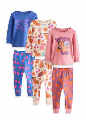 Tri súpravy detských pyžám s dlhými rukávmi a nohavicami v modrej, krémovej a ružovej farbe, s motívmi zvierat a ovocia.