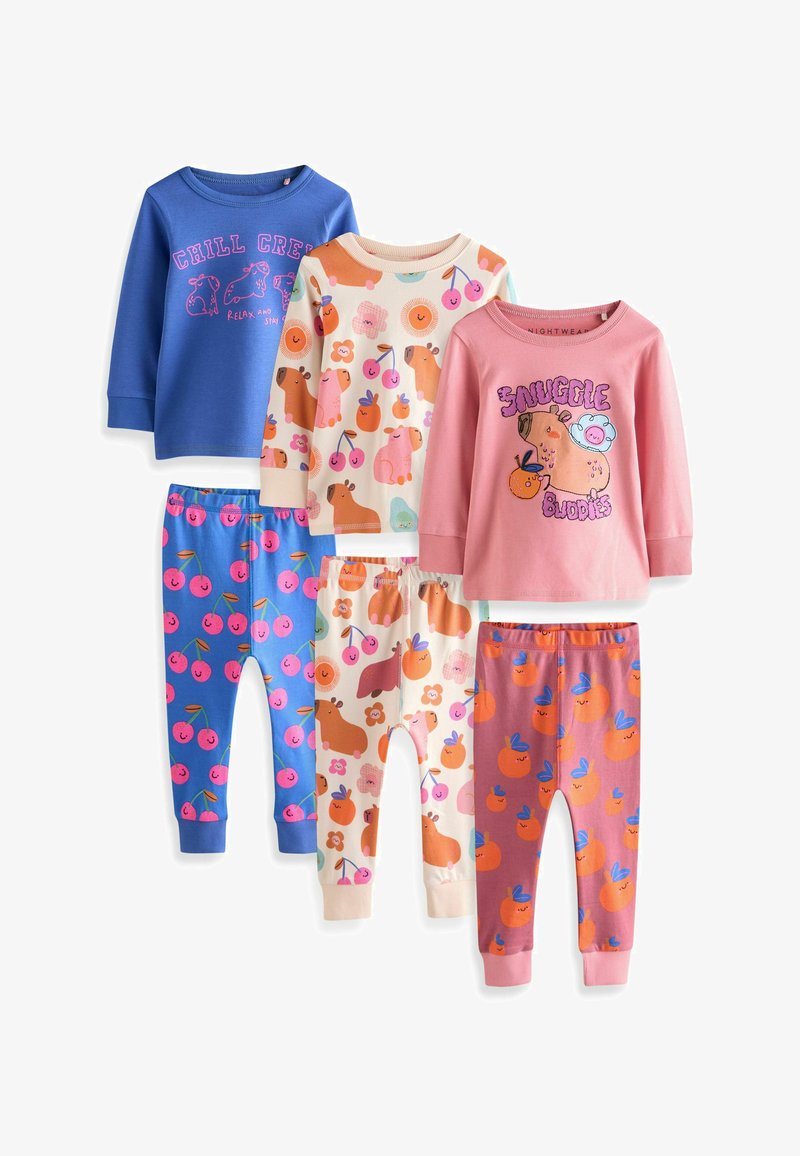 Trois ensembles de pyjamas pour enfants avec manches longues et pantalons en bleu, crème et rose, ornés de motifs d'animaux et de fruits.