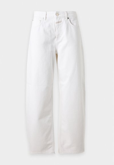 Jean blanc à jambes larges, taille haute, fermeture devant par bouton et zip, cinq poches, présenté sur un fond uni clair.