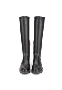 Botas negras hasta la rodilla hechas de cuero suave. Presentan una punta redonda, suela plana y cremallera lateral para mayor comodidad al ponerse.