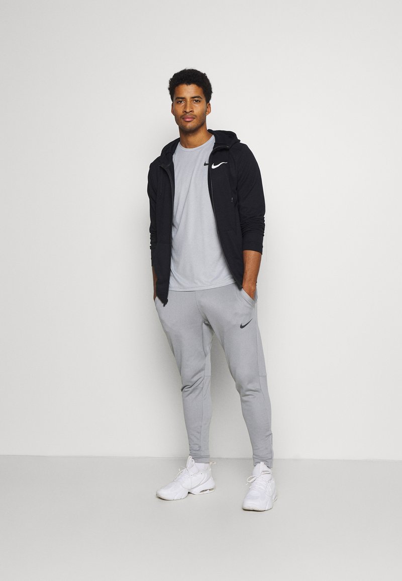 Herren Shirts | Nike Performance Sport T-shirt particle grey/grey fog/heather/black/grau - DI45775 Herren Shirts | Nike Performance Sport T-shirt particle grey/grey fog/heather/black/grau - DI45775