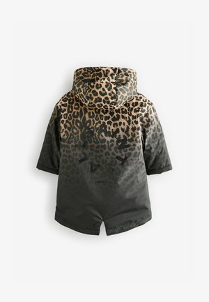 Leoparda raksta puffer jaka ar kapuci, ar gradientu no gaiši brūnas līdz tumši pelēkai, un melnu logo detaļu aizmugurē. Īsas piedurknes.