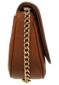 Ruskean nahkalaukku, jossa on teksturoitu pinta, trapezoidin muoto ja kultaketjuvaruste. Sivuprofiili, joka näyttää kompaktin muotoilun.