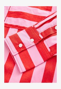 Unselected, red pink stripe