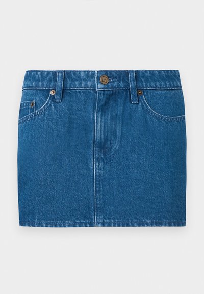 Blå denim miniskjørt med frontknapper, beltehemper og to frontlommer mot en ensfarget hvit bakgrunn.