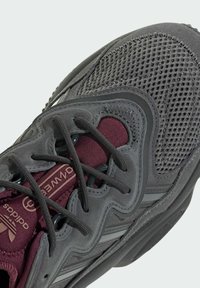 adidas Originals OZWEEGO - Baskets basses - grey six carbon grey five/gris fonc?� - ZALANDO.CH