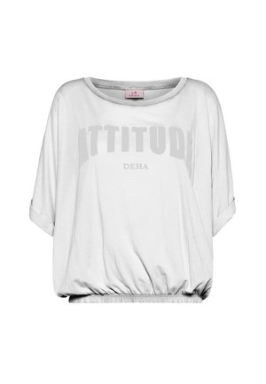Top blanco de manga corta con cuello redondeado. Presenta un dobladillo fruncido y la palabra "ATTITUDE" en impresión gris negrita en la parte delantera.